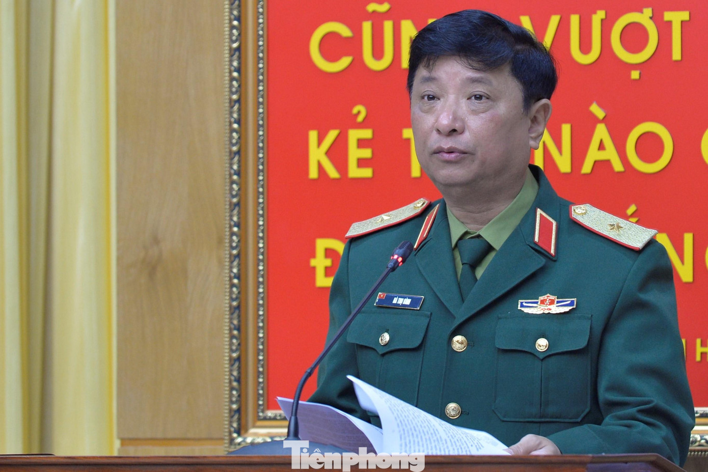 Thiếu tướng Hà Thọ Bình, Phó Tư lệnh, Tham mưu trưởng Quân khu 4 báo cáo tổng kết thực hiện nhiệm vụ quân sự, quốc phòng năm 2021