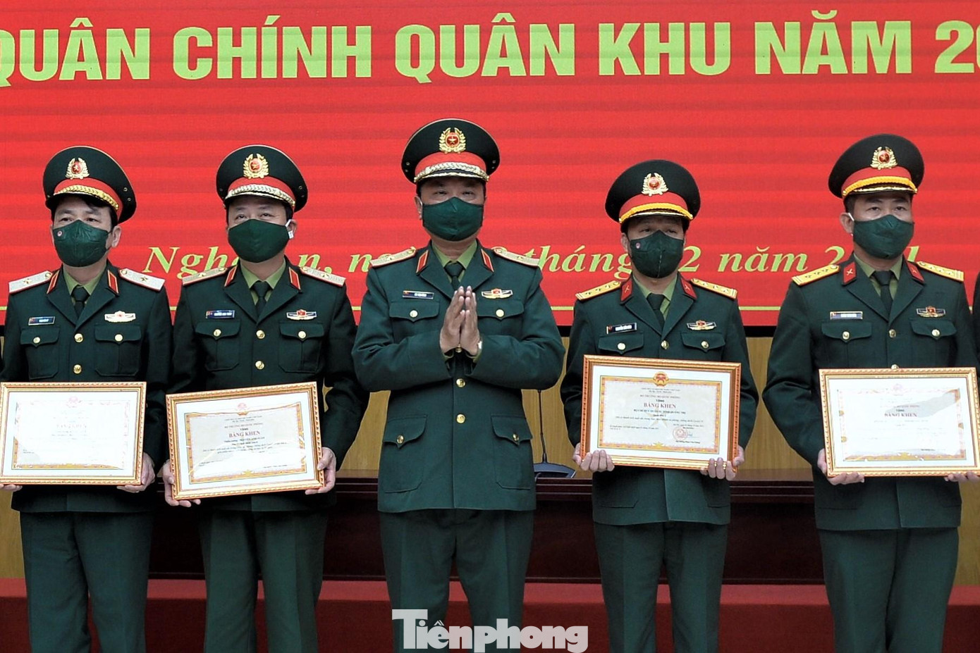 Lãnh đạo Quân khu 4 trao thưởng cho các tập thể và cá nhân có thành tích trong công tác phòng, chống dịch COVID-19 năm 2021