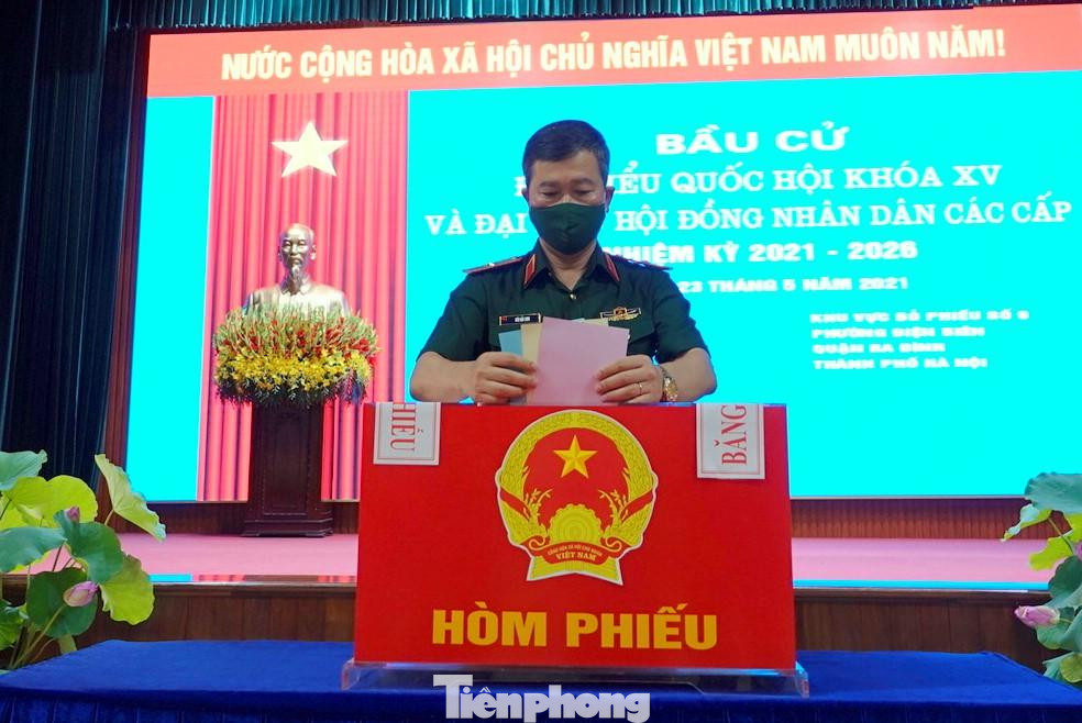 Thiếu tướng Bùi Hải Sơn, Tư lệnh BTL Bảo vệ Lăng bỏ phiếu tại khu vực bỏ phiếu số 9 (phường Điện Biên, quận Ba Đình, Hà Nội)