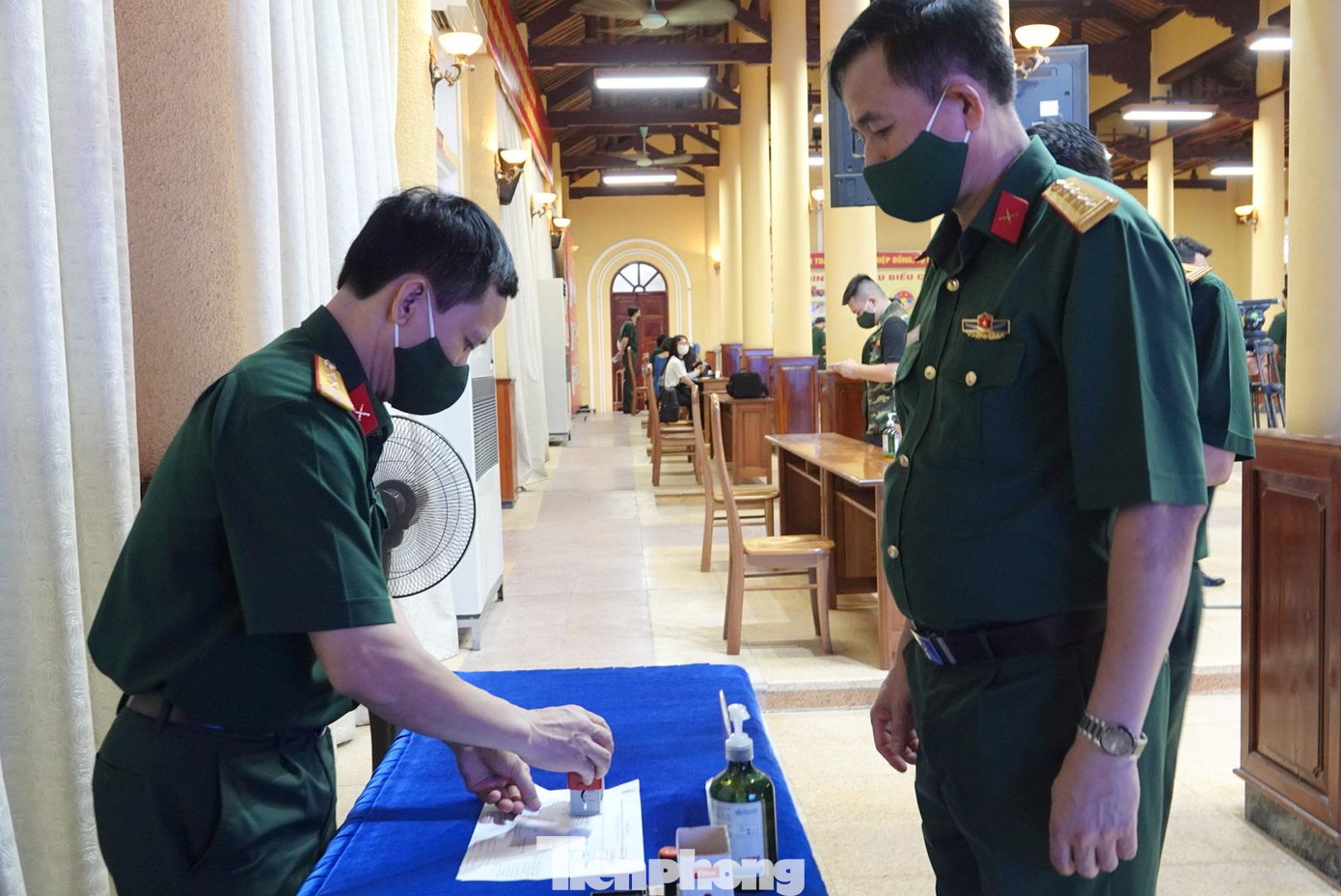 Tổ bầu cử đóng dấu xác nhận đã bầu cử sau khi cử tri hoàn thành bỏ phiếu bỏ