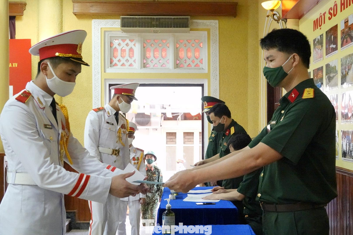 Tổ bầu cử phát phiếu bầu cho cử tri