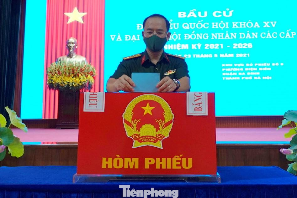 Đại tá Đinh Quốc Hùng, Chính ủy BTL Bảo vệ Lăng bỏ phiếu bầu cử