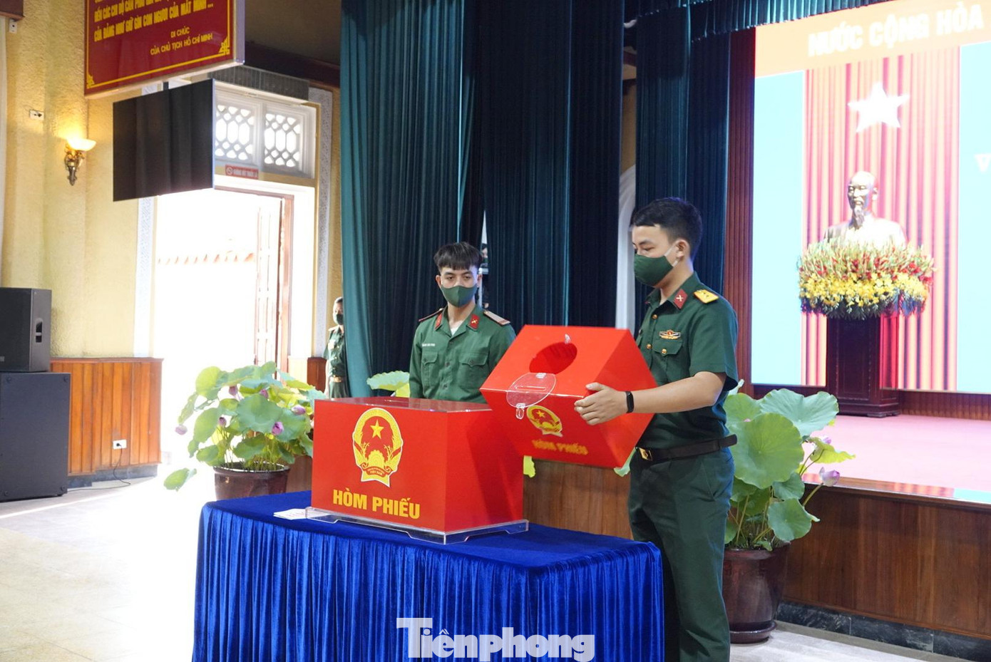 Kiểm tra hòm phiếu trước khi bầu cử