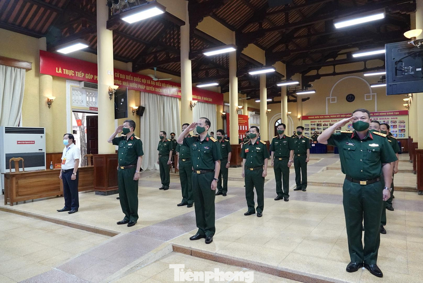 Lãnh đạo BTL Bảo vệ Lăng và các thành viên Tổ bầu cử thực hiện lễ chào chào cờ trước khi tiến hành bầu cử