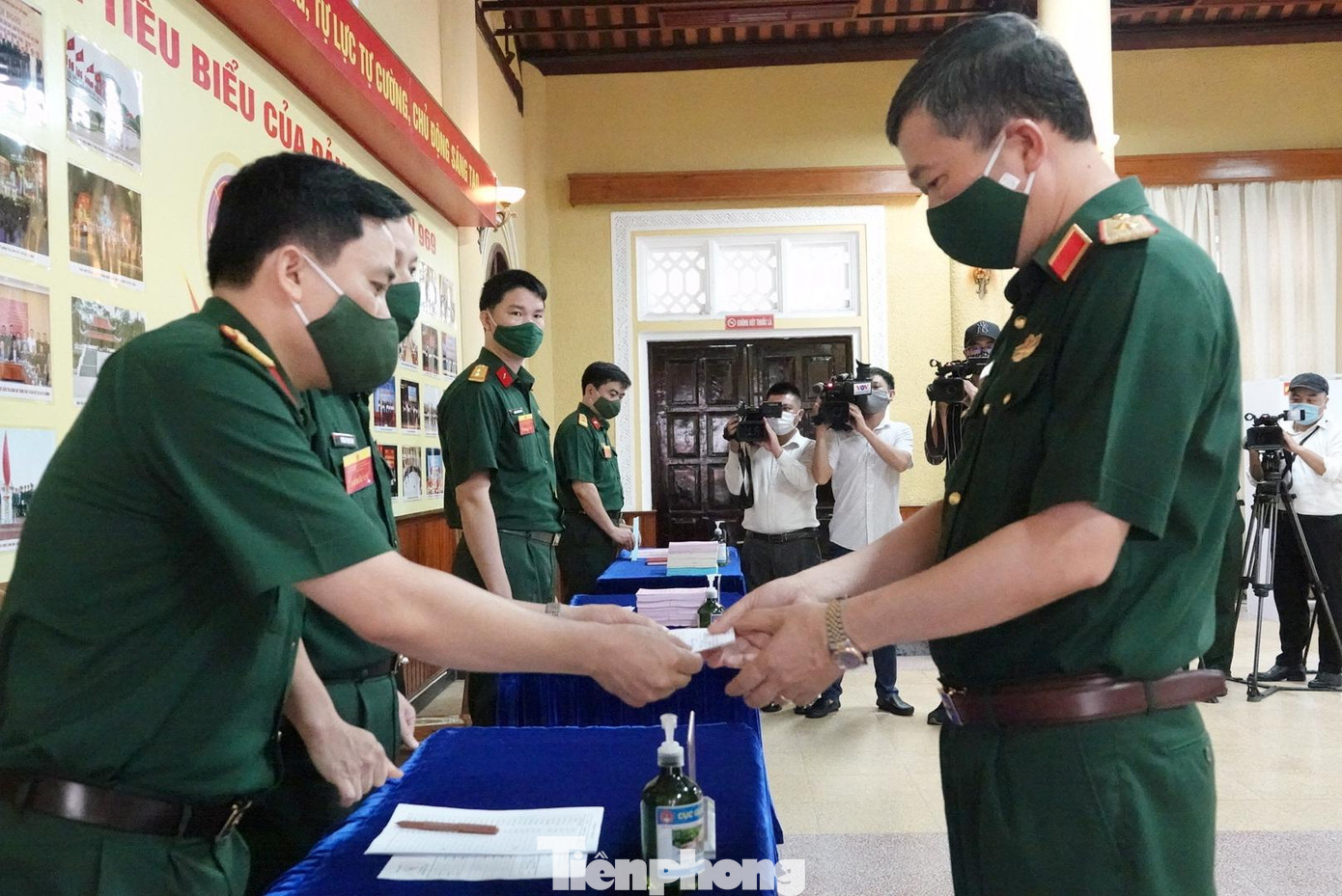 Tổ bầu cử kiểm tra thẻ cử tri của Tư lệnh BTL Bảo vệ Lăng