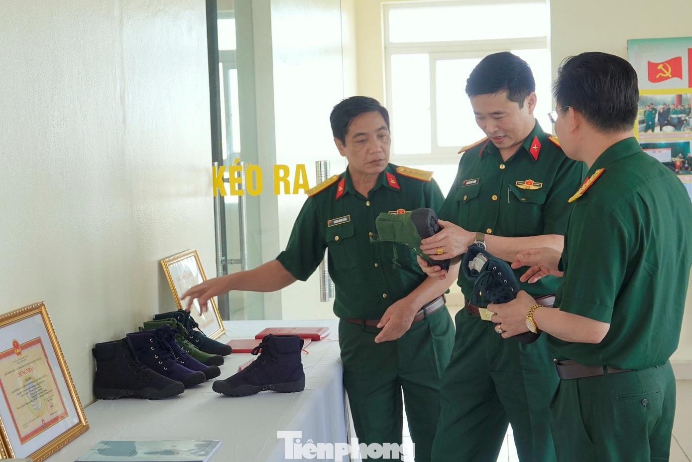 Đoàn khảo sát thẩm định, đánh giá chất lượng mẫu giày vải dùng cho hạ sĩ quan, binh sĩ do trung tá Đinh Quý Sơn thuộc Viện nghiên cứu ứng dụng Quân nhu, Cục Quân nhu, Tổng cục Hậu cần nghiên cứu, chế tạo. Sáng kiến này đạt giải Nhất Giải thưởng TTST trong Quân đội lần thứ 20 Đoàn khảo sát thẩm định, đánh giá chất lượng mẫu giày vải dùng cho hạ sĩ quan, binh sĩ do trung tá Đinh Quý Sơn thuộc Viện nghiên cứu ứng dụng Quân nhu, Cục Quân nhu, Tổng cục Hậu cần nghiên cứu, chế tạo. Sáng kiến này đạt giải Nhất Giải thưởng TTST trong Quân đội lần thứ 20