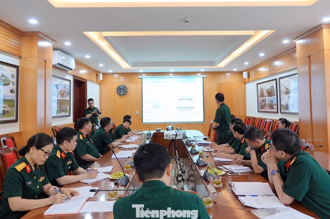 Đoàn khảo sát nghe tác giả có công trình tham gia Giải thưởng TTST trong Quân đội lần thứ 21 thuyết minh về đề tài nghiên cứu tại Tổng cục Kỹ thuật, chiều 19/4