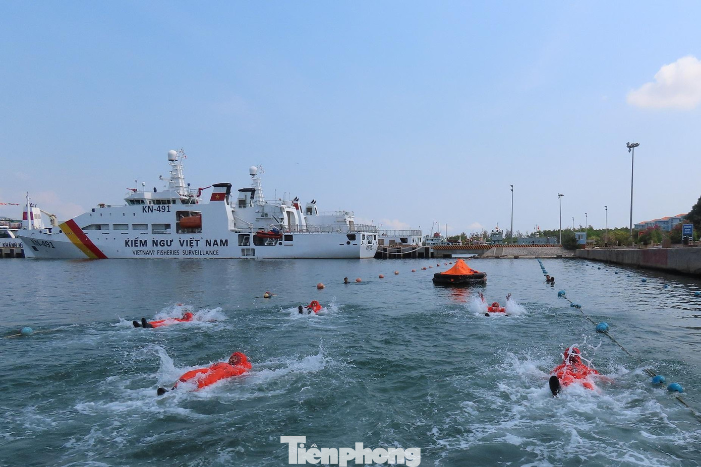 Cán bộ, thủy thủ Lữ đoàn 162 luyện tập thực hành cứu hộ trước khi tham dự hội thao