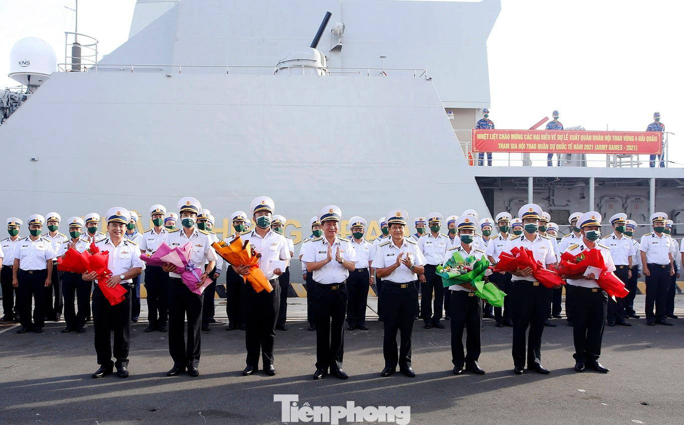 Lãnh đạo Bộ Tư lệnh Vùng 4 Hải quân tặng hoa trưởng đoàn công tác và chỉ huy 2 tàu 015, 016 trước khi lên đường tới Liên bang Nga