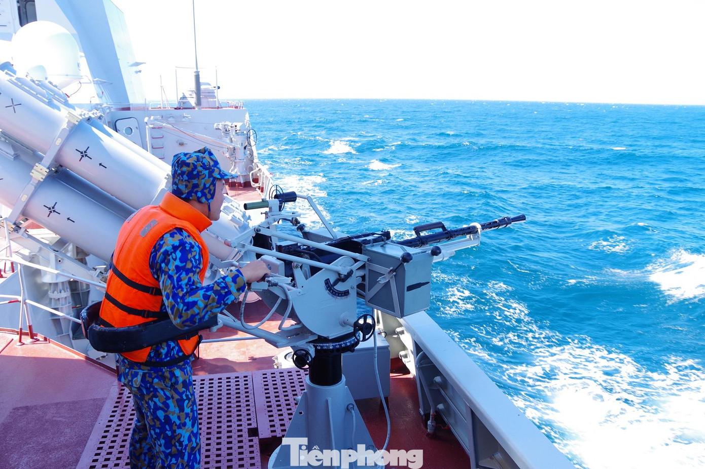 Luyện tập bắn đạn thật trên biển để tham gia Army Games 2021