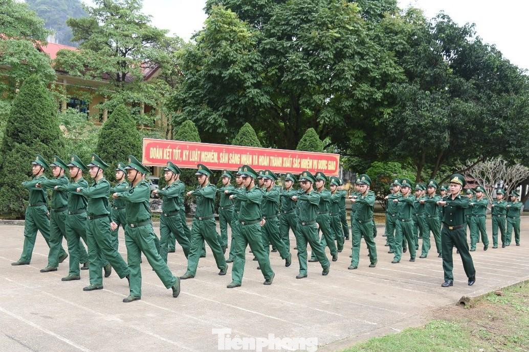 Tập điều lệnh đội ngũ trong thời gian huấn luyện Tập điều lệnh đội ngũ trong thời gian huấn luyện