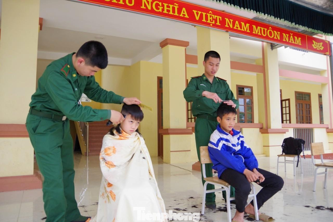 Trong thời gian huấn luyện, các chiến sĩ mới khoá 64 ngoại khoá đã tham gia nhiều hoạt động trải nghiệm bổ ích, góp phần củng cố tình quân dân trên biên giới xứ Lạng Trong thời gian huấn luyện, các chiến sĩ mới khoá 64 ngoại khoá đã tham gia nhiều hoạt động trải nghiệm bổ ích, góp phần củng cố tình quân dân trên biên giới xứ Lạng