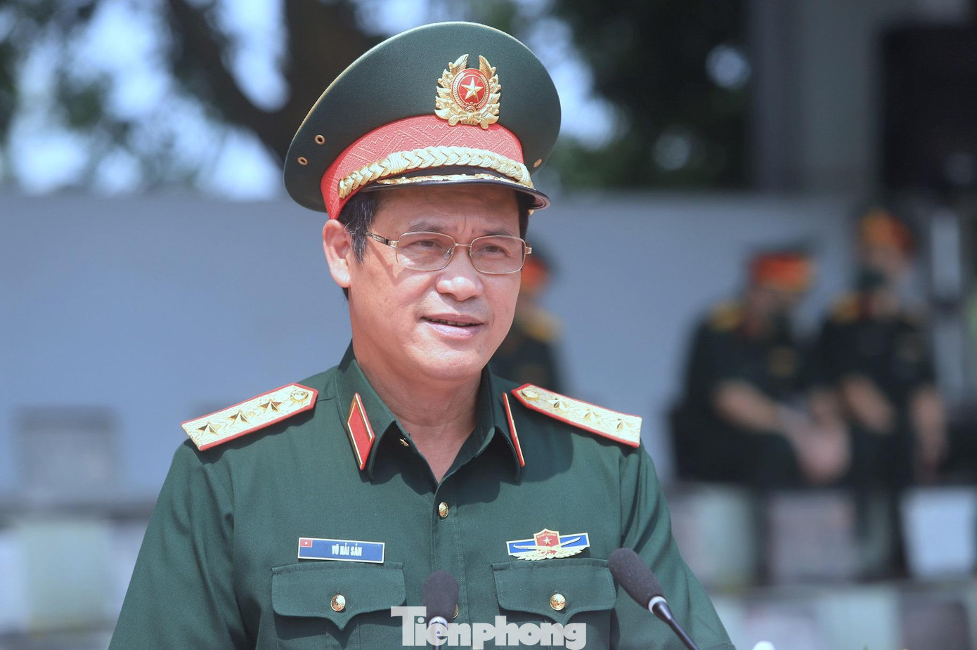 Thượng tướng Vũ Hải Sản phát biểu giao nhiệm vụ cho đội hình tăng cường cho BVDC truyền nhiễm số 5D Thượng tướng Vũ Hải Sản phát biểu giao nhiệm vụ cho đội hình tăng cường cho BVDC truyền nhiễm số 5D