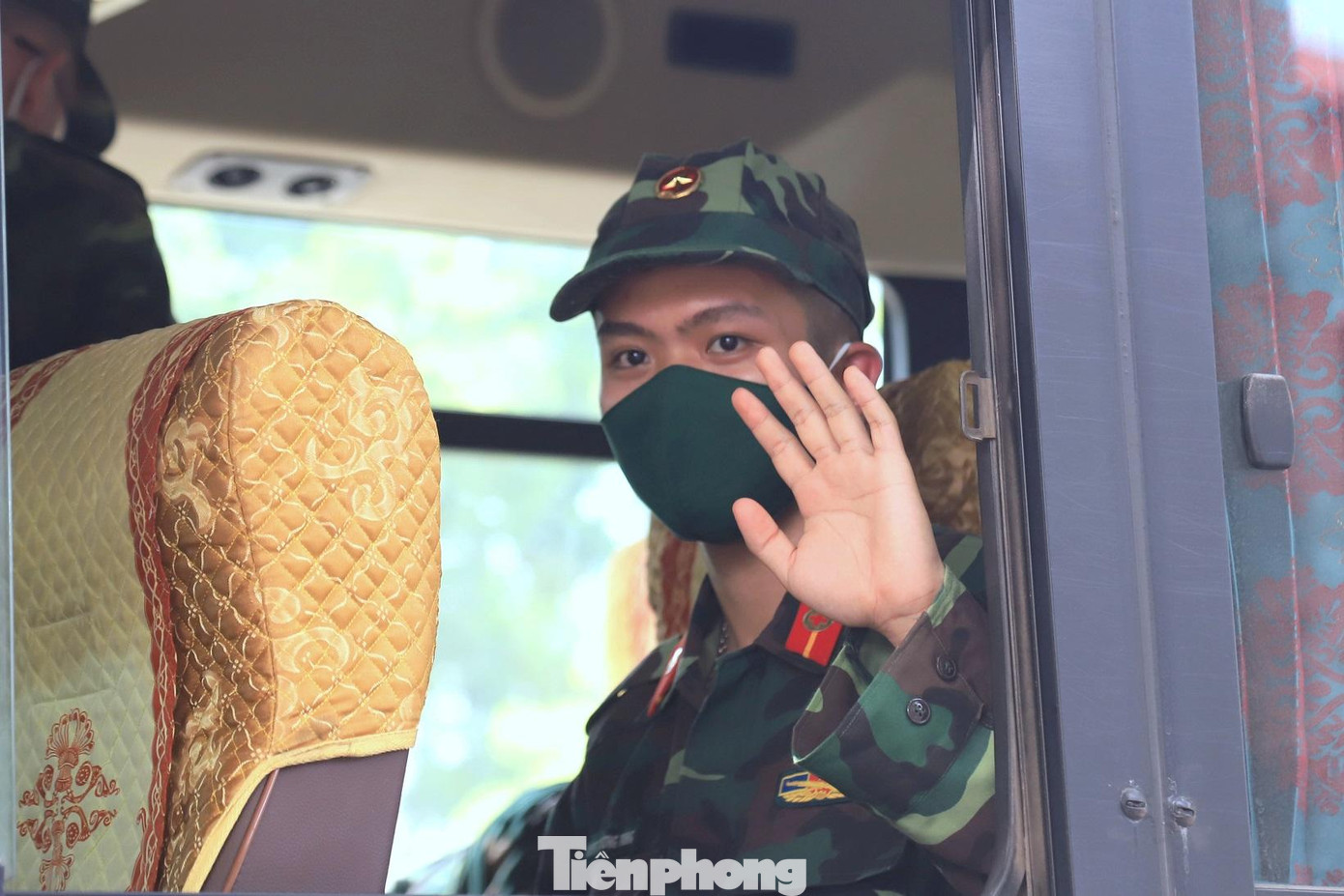 Nhân viên đội hình tăng cường chào tạm biệt hậu phương trước khi lên đường vào Nam chi viện chống dịch Nhân viên đội hình tăng cường chào tạm biệt hậu phương trước khi lên đường vào Nam chi viện chống dịch