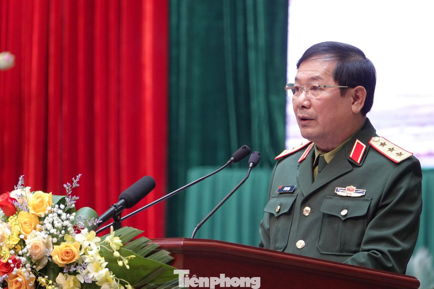 Thượng tướng Lê Huy Vịnh, Ủy viên Trung ương Đảng, Thứ trưởng Bộ Quốc phòng trình bày báo cáo về kết quả công tác quân sự, quốc phòng năm 2021 tại hội nghị. Thượng tướng Lê Huy Vịnh, Ủy viên Trung ương Đảng, Thứ trưởng Bộ Quốc phòng trình bày báo cáo về kết quả công tác quân sự, quốc phòng năm 2021 tại hội nghị.