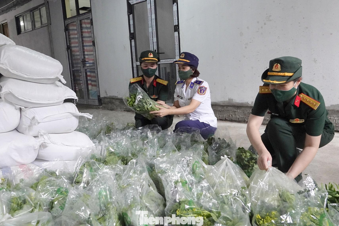 Nữ quân nhân các đơn vị tham gia chương trình chuẩn sắp xếp gọn gàng các phần quà để tặng cho người dân Nữ quân nhân các đơn vị tham gia chương trình chuẩn sắp xếp gọn gàng các phần quà để tặng cho người dân