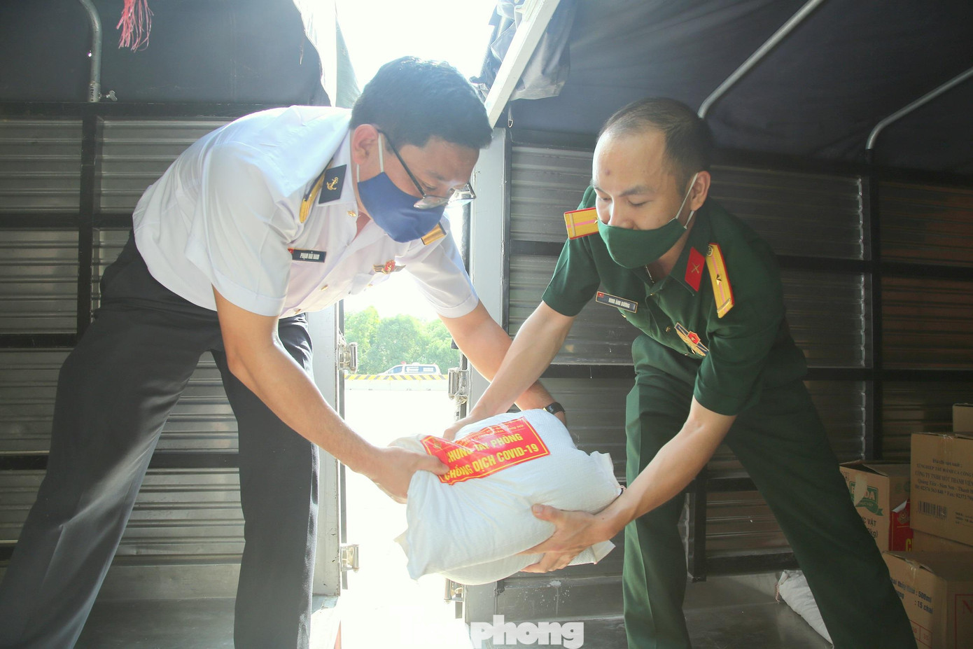 Chiều 25/8, số quà tặng chung tay chống dịch đã được đại diện các tổ chức quần chúng thuộc Quân chủng Hải quân chuyển về Hà Nội để kịp thời hỗ trợ người dân trong sáng nay Chiều 25/8, số quà tặng chung tay chống dịch đã được đại diện các tổ chức quần chúng thuộc Quân chủng Hải quân chuyển về Hà Nội để kịp thời hỗ trợ người dân trong sáng nay