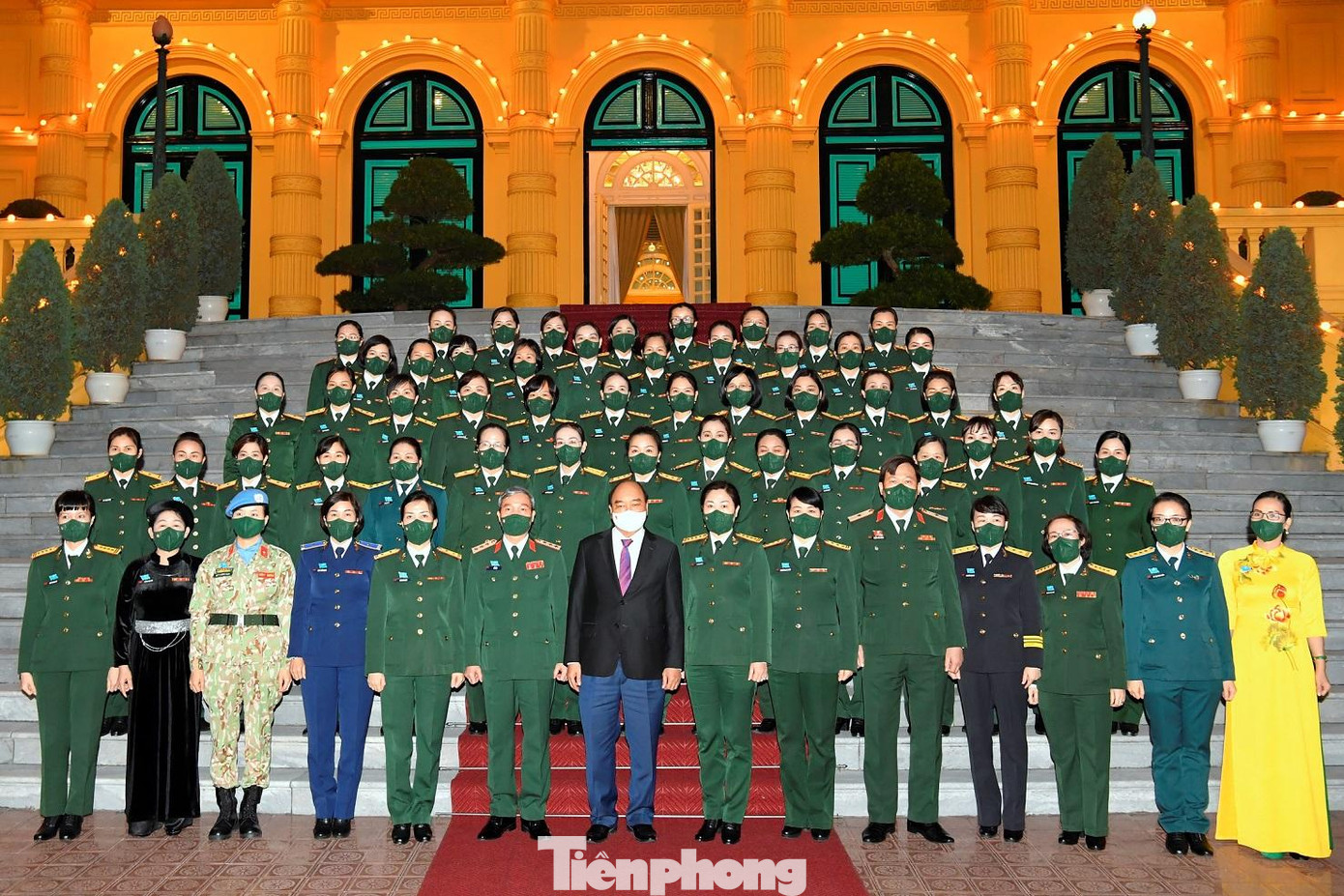 Chủ tịch nước Nguyễn Xuân Phúc, lãnh đạo Tổng cục Chính trị chụp ảnh cùng các đại biểu phụ nữ Quân đội, đại diện cho gần 300 đại biểu tham dự Đại hội đại biểu PNQĐ lần thứ VII