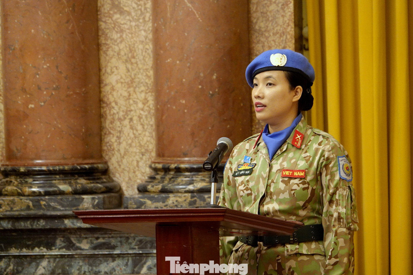 Trung tá Đỗ Thị Hằng Nga, Phó trưởng Phòng Hợp tác quốc tế (Cục Gìn giữ hòa bình Việt Nam) báo cáo với Chủ tịch nước về những cống hiến của các nữ quân nhân mũ nồi xanh