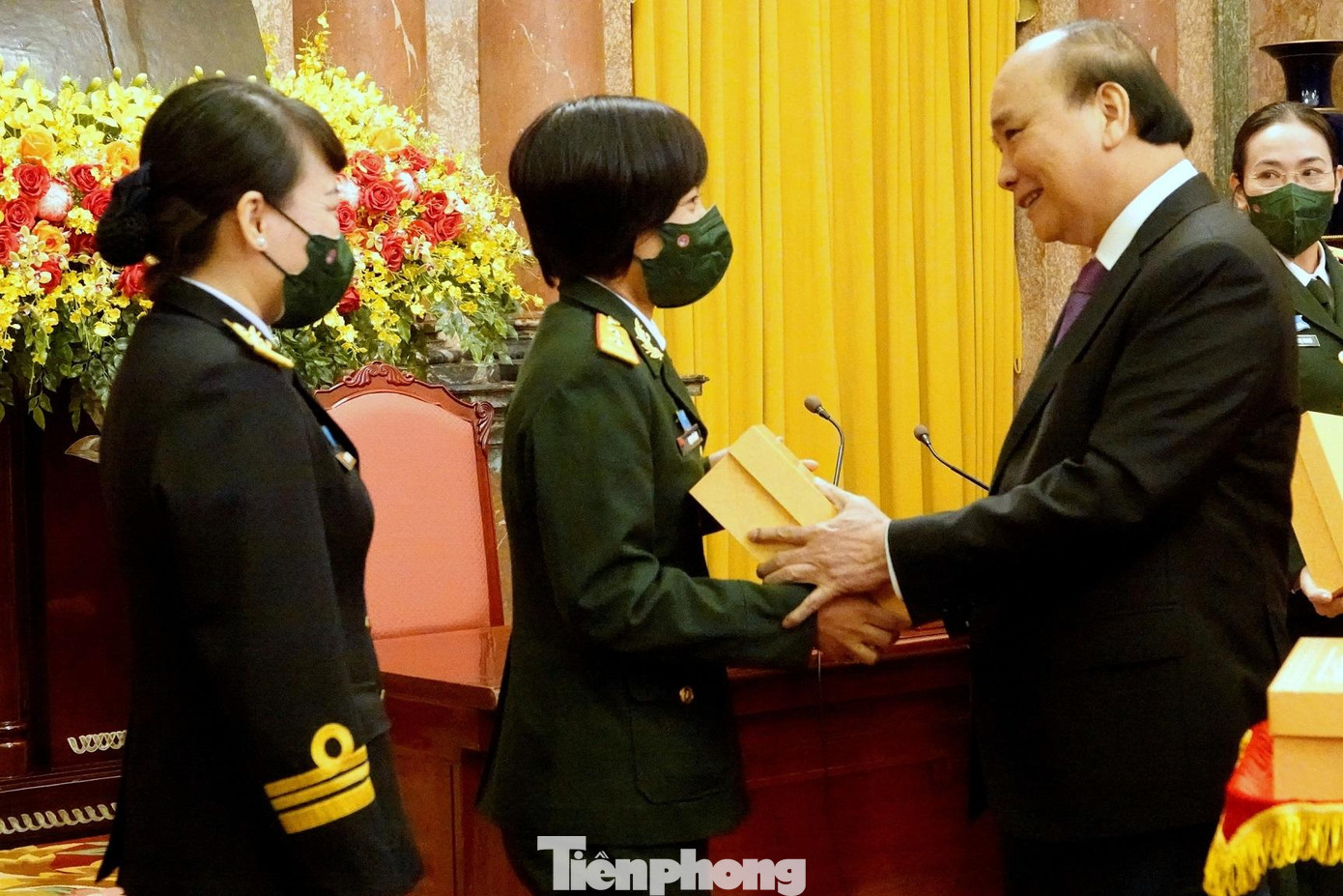 Chủ tịch nước tặng quà cho các đại biểu phụ nữ Quân đội ưu tú