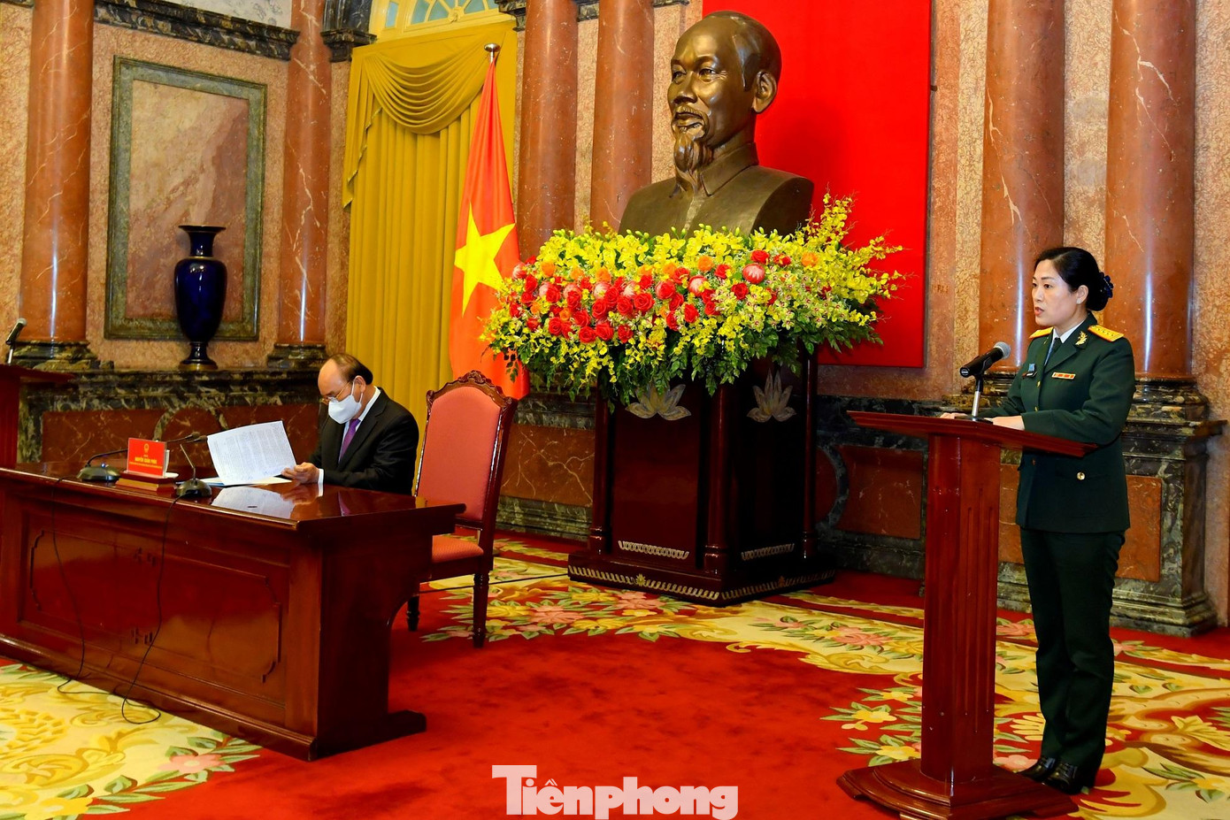 Đại tá Phùng Thị Phú, Trưởng ban PNQĐ báo cáo với Chủ tịch nước