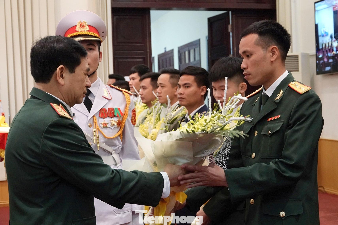 Thượng tướng Phan Văn Giang tặng hoa chúc mừng các Gương mặt trẻ triển vọng toàn quân năm 2020, tháng 3/2021. Ảnh: Nguyễn Minh Thượng tướng Phan Văn Giang tặng hoa chúc mừng các Gương mặt trẻ triển vọng toàn quân năm 2020, tháng 3/2021. Ảnh: Nguyễn Minh
