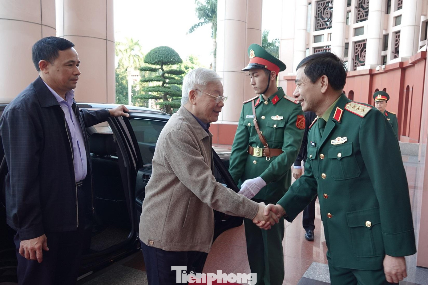 Thượng tướng Phan Văn Giang đón Tổng Bí thư, Chủ tịch nước, Bí thư Quân ủy Trung ương Nguyễn Phú Trọng tới dự và chỉ đạo tại Hội nghị cho ý kiến về dự thảo Văn kiện Đại hội đại biểu Đảng bộ Quân đội lần thứ XI, ngày 25/5/2020. Ảnh: Nguyễn Minh Thượng tướng Phan Văn Giang đón Tổng Bí thư, Chủ tịch nước, Bí thư Quân ủy Trung ương Nguyễn Phú Trọng tới dự và chỉ đạo tại Hội nghị cho ý kiến về dự thảo Văn kiện Đại hội đại biểu Đảng bộ Quân đội lần thứ XI, ngày 25/5/2020. Ảnh: Nguyễn Minh