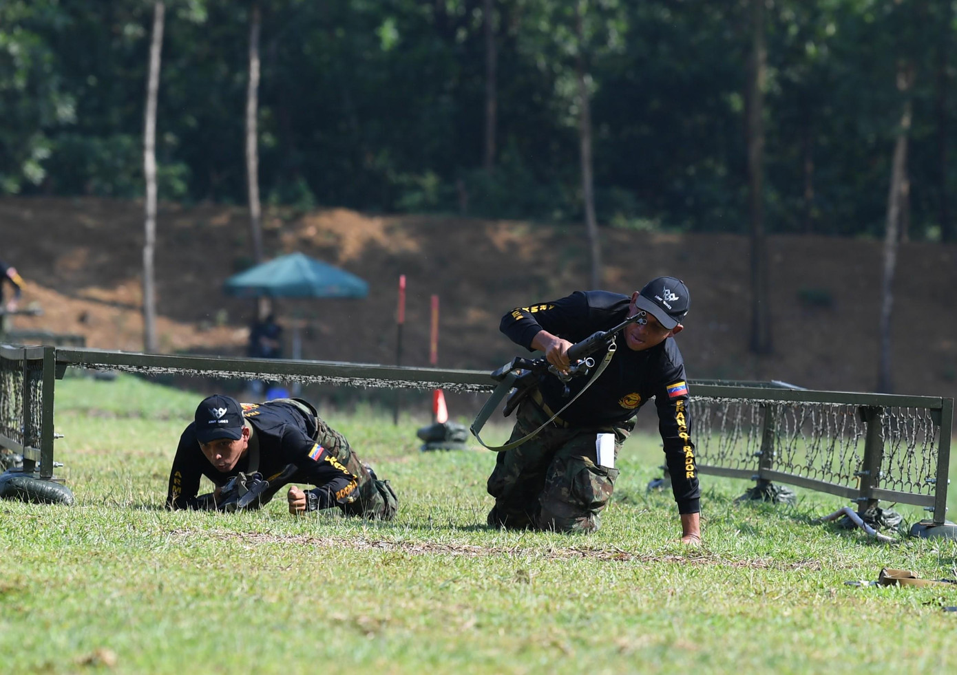 Vận động viên đội tuyển Quân đội Venezuela vận động vượt chướng ngại vật để thực hiện bài bắn súng trường tấn công