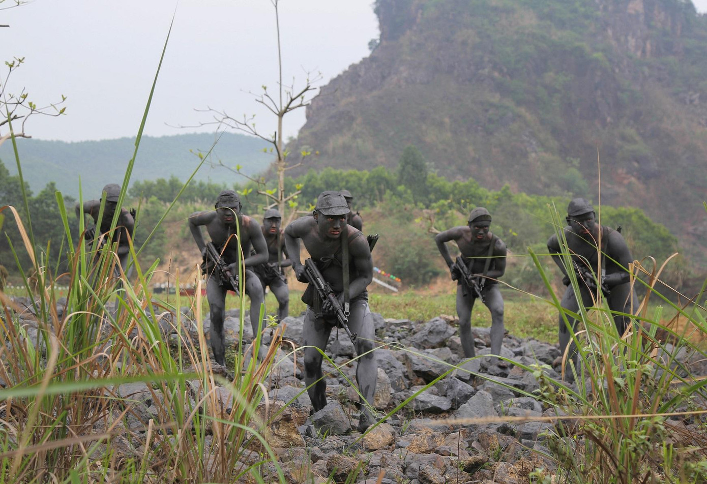 Thuật ngụy trang là một trong những kỹ năng quan trọng hàng đầu, đây được xem là “tấm áo giáp” của chiến đấu viên chống khủng bố Thuật ngụy trang là một trong những kỹ năng quan trọng hàng đầu, đây được xem là “tấm áo giáp” của chiến đấu viên chống khủng bố