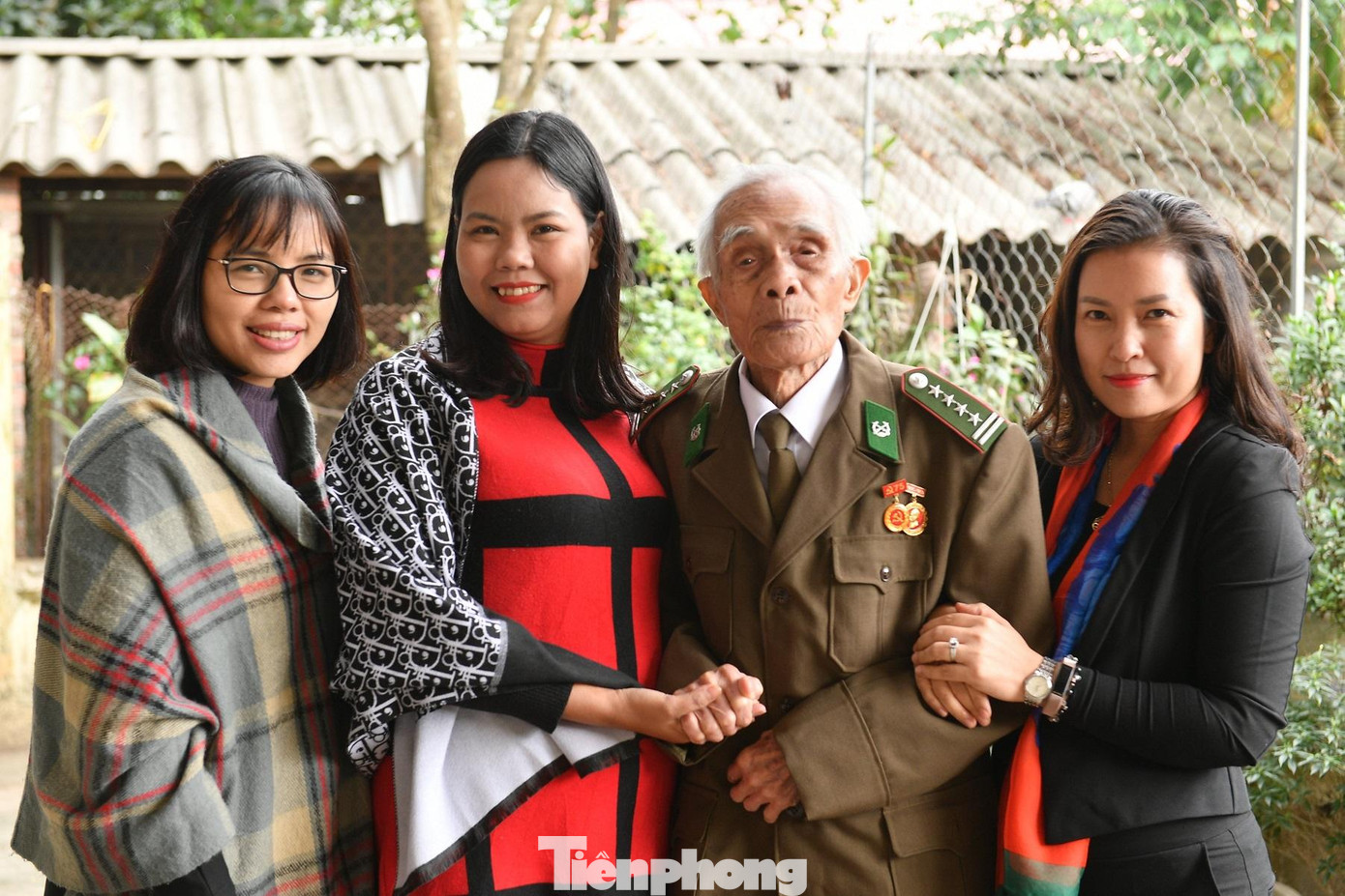 Thiếu tá, nhà văn Phạm Vân Anh và đồng nghiệp tới thăm Đại tá Hoàng Long Xuyên - một trong những nhân vật tiêu biểu của tập bút ký. Ảnh: Việt Văn