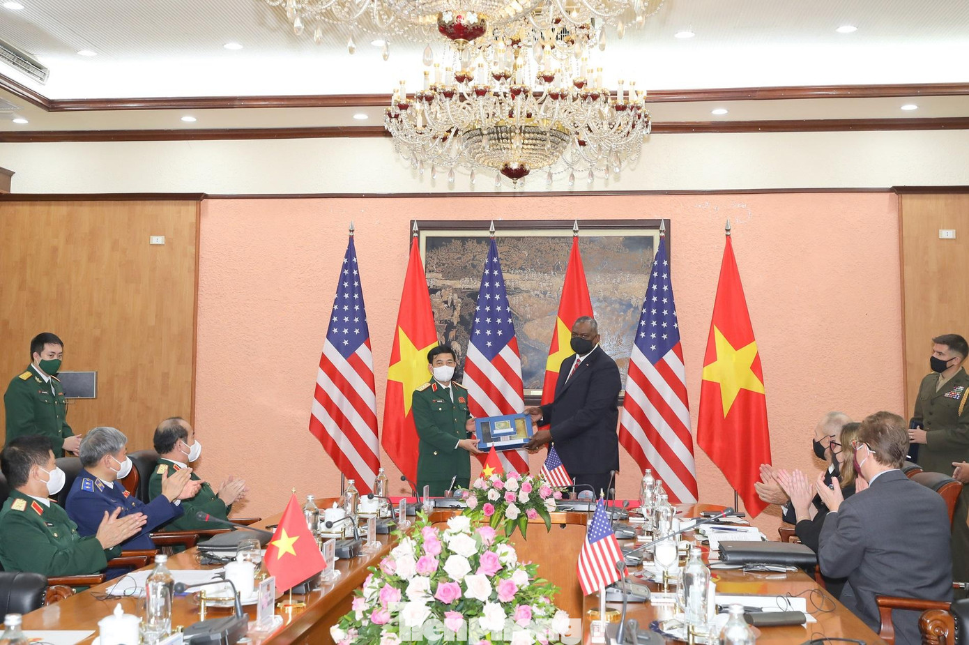 Kết thúc hội đàm, hai Bộ trưởng đã chứng kiến Lễ ký kết Bản ghi nhớ về hợp tác tìm kiếm, quy tập và xác định danh tính hài cốt liệt sỹ Việt Nam, đồng thời, trao cho nhau một số kỷ vật chiến tranh Kết thúc hội đàm, hai Bộ trưởng đã chứng kiến Lễ ký kết Bản ghi nhớ về hợp tác tìm kiếm, quy tập và xác định danh tính hài cốt liệt sỹ Việt Nam, đồng thời, trao cho nhau một số kỷ vật chiến tranh