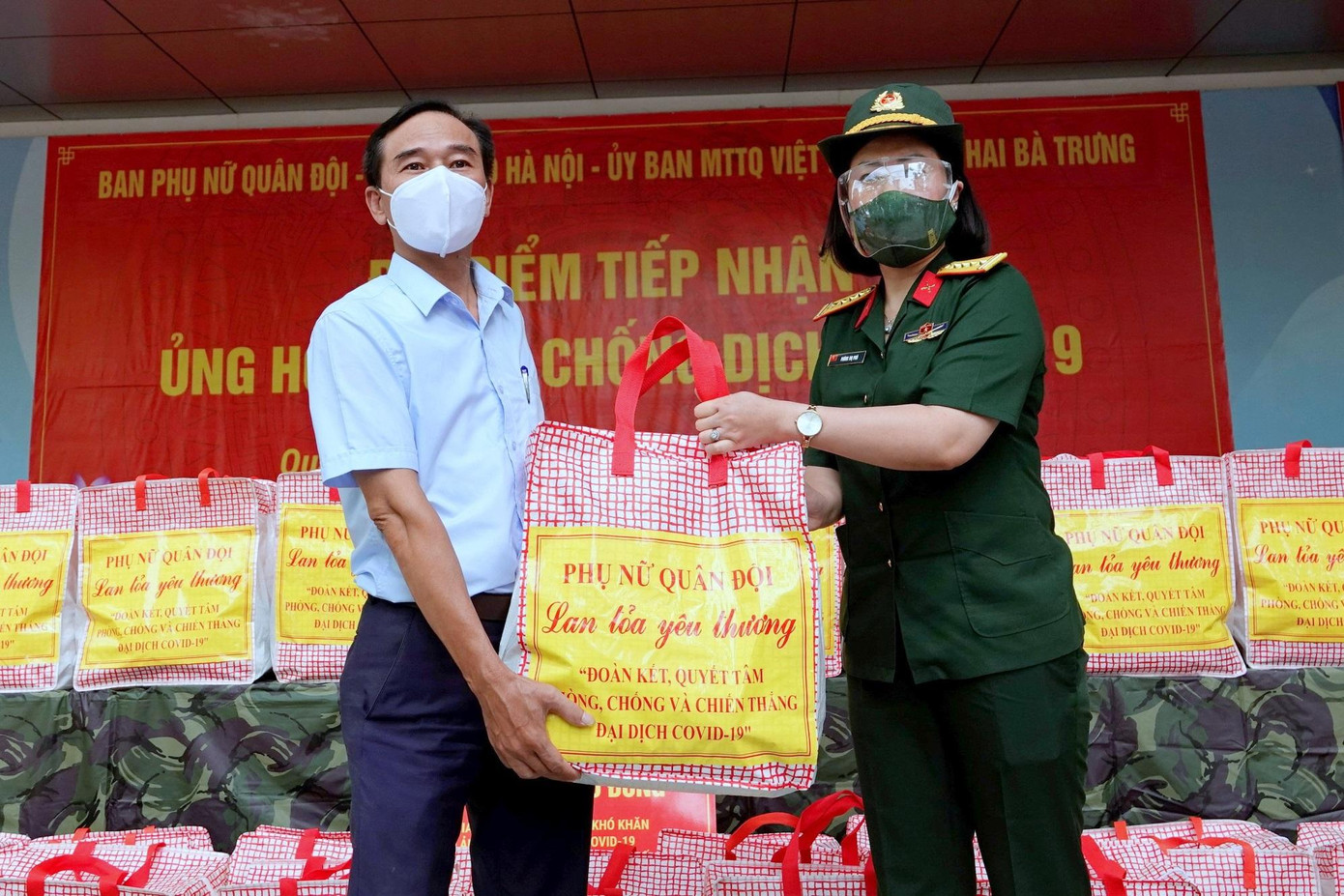 Lãnh đạo Ban Phụ nữ Quân đội trao quà cho đại diện chính quyền quận Hai Bà Trưng Lãnh đạo Ban Phụ nữ Quân đội trao quà cho đại diện chính quyền quận Hai Bà Trưng