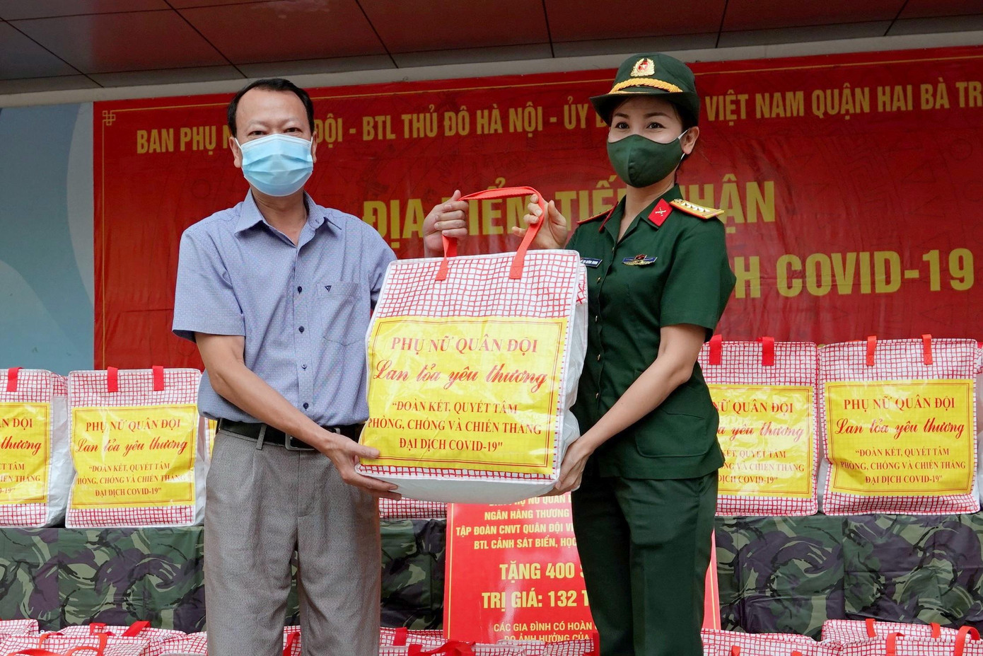 Đại diện các đơn vị trao tặng quà cho chính quyền để chuyển tới người dân khu phong tỏa Đại diện các đơn vị trao tặng quà cho chính quyền để chuyển tới người dân khu phong tỏa