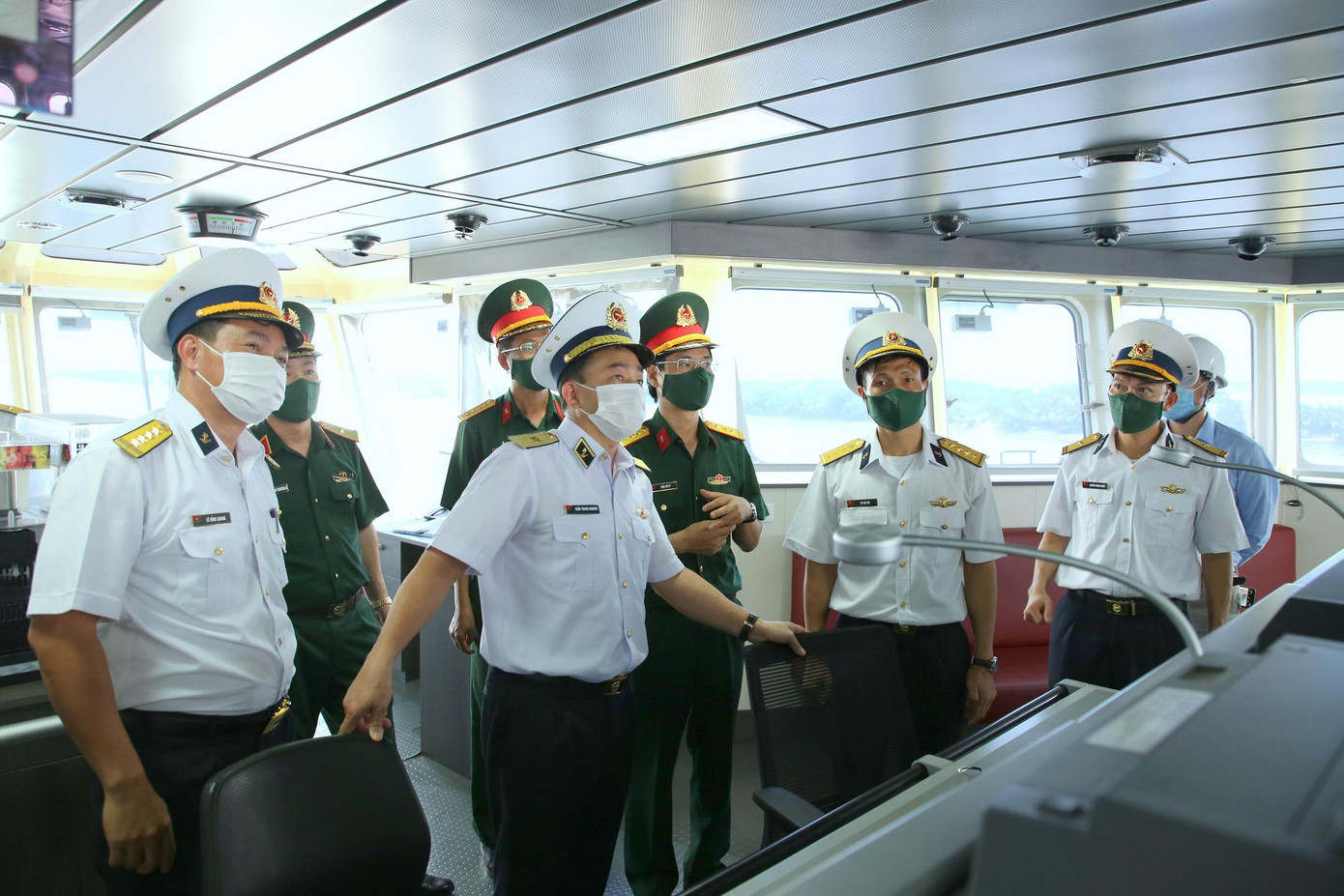 Chuẩn Đô đốc Trần Thanh Nghiêm và các đại biểu tham quan Tàu 927 - Yết Kiêu