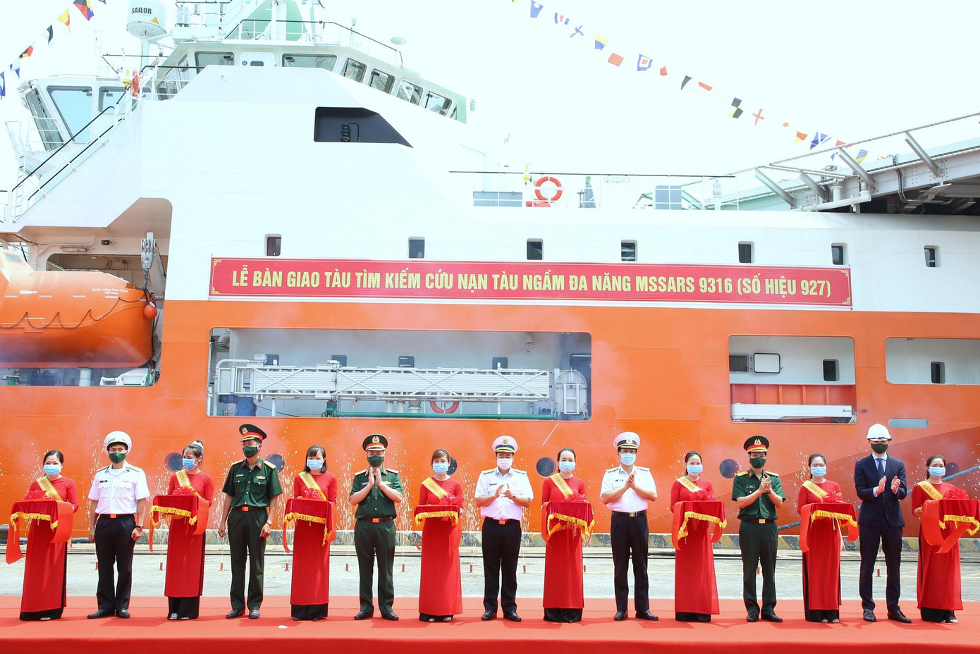 Tham dự lễ bàn giao có Chuẩn Đô đốc Trần Thanh Nghiêm, Tư lệnh Hải quân; Thiếu tướng Lương Thanh Chương, Phó Chủ nhiệm Tổng cục Công nghiệp Quốc phòng; đại diện cơ quan chức năng của Quân chủng Hải quân, Tổng cục Công nghiệp Quốc phòng, Tập đoàn Damen (Hà Lan).