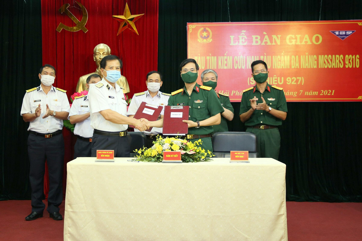 Đại diện Bộ tư lệnh Hải quân và Nhà máy Z189 trao biên bản bàn giao Tàu 927 - Yết Kiêu