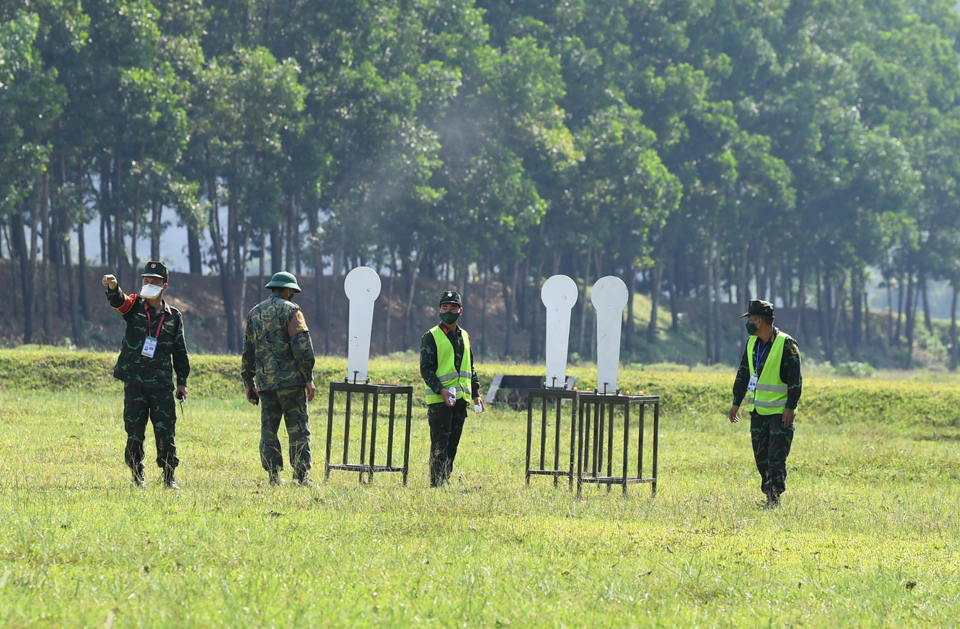 Trọng tài báo bia thực hiện nhiệm vụ