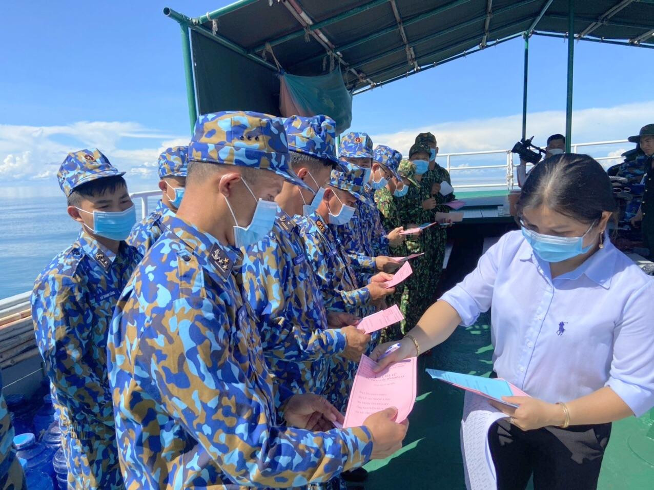 Thành viên Tổ bầu cử phát phiếu bầu cho cử tri trên tàu 792