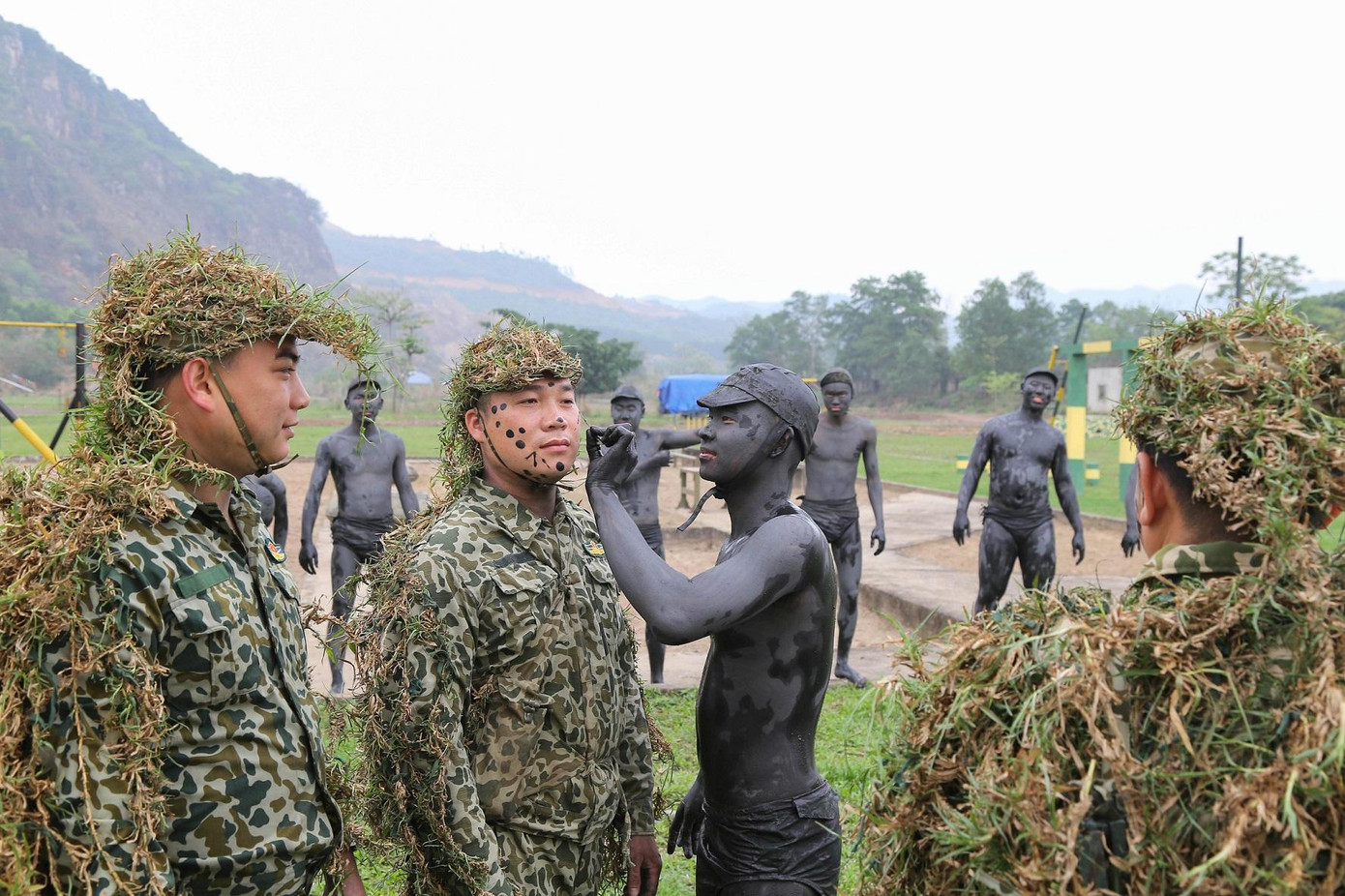 Giúp đồng đội ngụy trang Giúp đồng đội ngụy trang