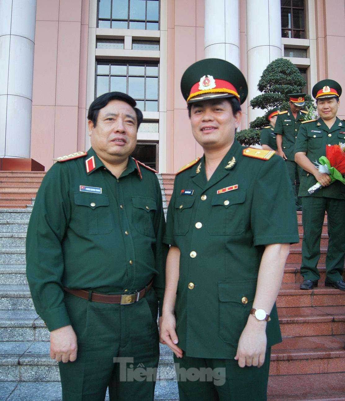 Bộ trưởng Phùng Quang Thanh và Trưởng ban Thanh niên Quân đội Thái Đức Hạnh. Ảnh: Nguyễn Minh