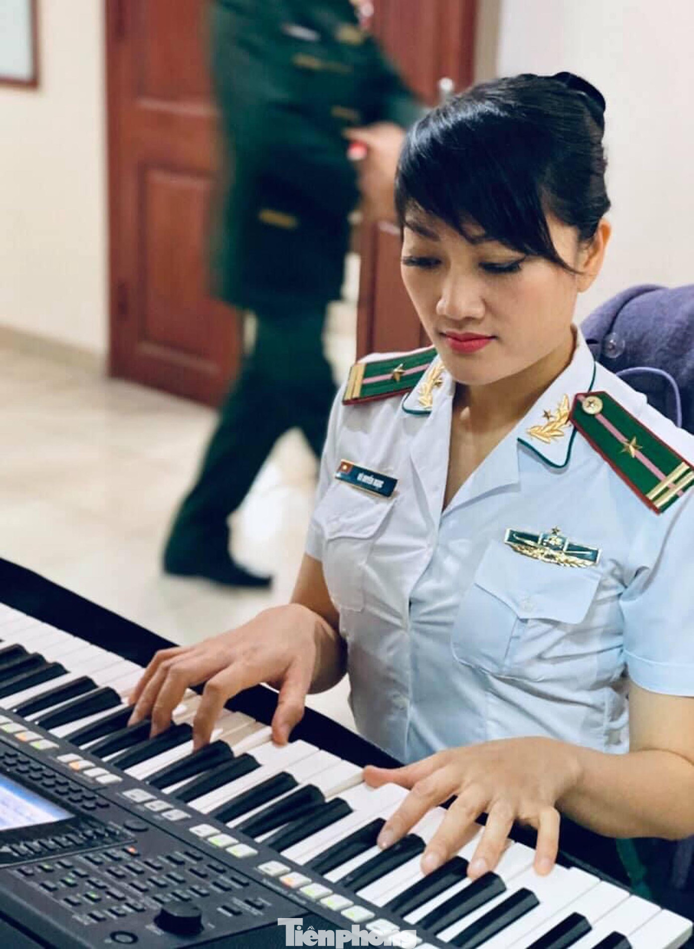 Trung tá quân nhân chuyên nghiệp Vũ Thị Huyền Ngọc hiện là nhân viên Nhà Văn hóa (Bộ tư lệnh Bộ đội Biên phòng). Đam mê nghệ thuật và âm nhạc, chị đã sáng tác nhiều sản phẩm nghệ thuật có giá trị và giành được nhiều giải thưởng trong và ngoài Quân đội. Đặc biệt, từ khi đại dịch COVID-19 xâm nhập vào Việt Nam, chị đã sáng tác 2 ca khúc được dựng thành MV là “Vì nơi ấy có anh” và “Nếu anh không về” được lan tỏa tích cực trên các phương tiện truyền thông cũng như mạng xã hội.