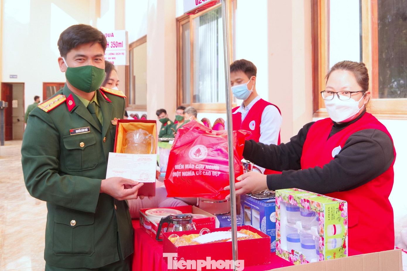 Những phần quà ấm áp và chứng nhận hiến máu tình nguyện được gửi tới cán bộ, học viên sau khi tham gia hiến máu