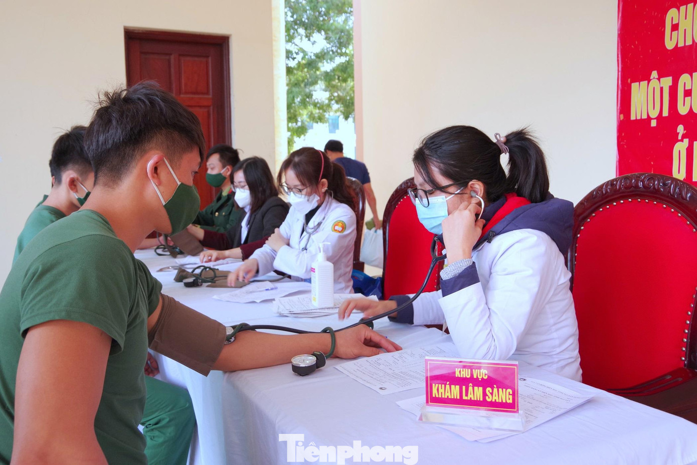 Y bác sĩ Trung tâm huyết học và truyền máu (Bệnh viện Quân y 103) đo huyết áp cho học viên trước khi cho máu.