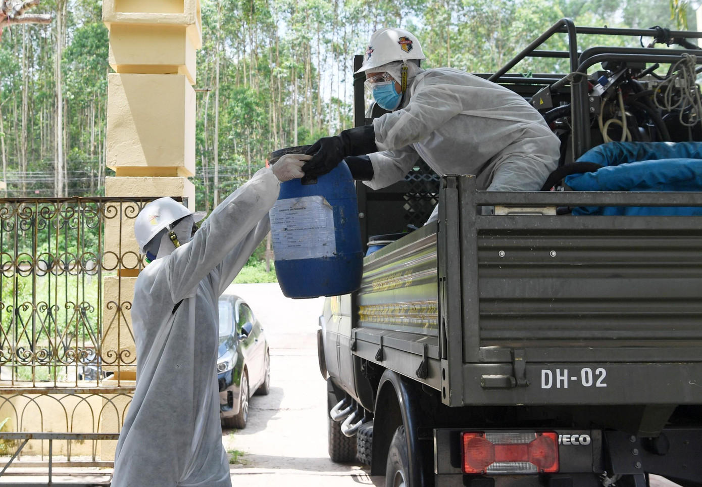 Chuyển dung dịch khử trùng lên xe đặc chủng