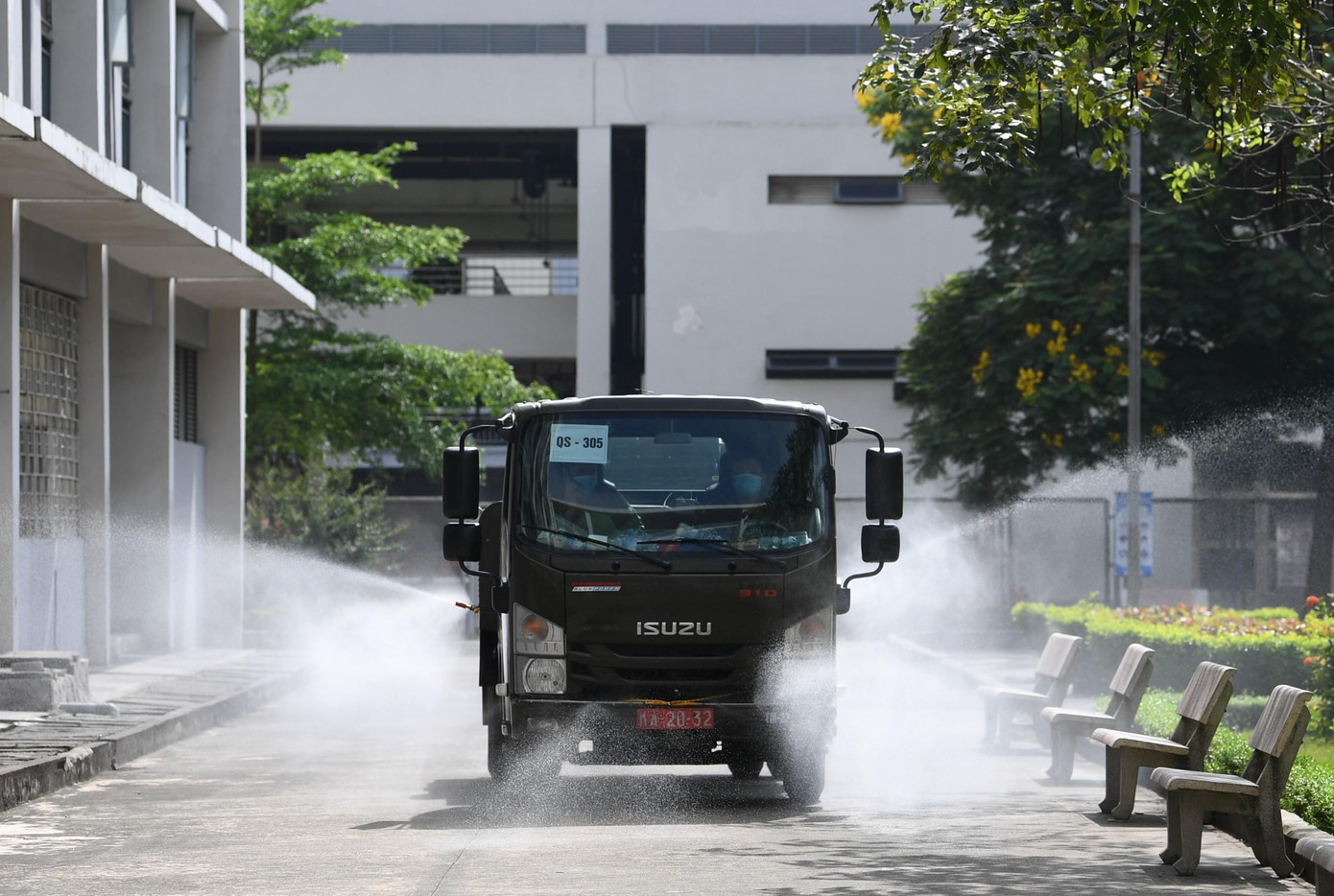 Phun khử trùng trong khuôn viên một cơ sở y tế