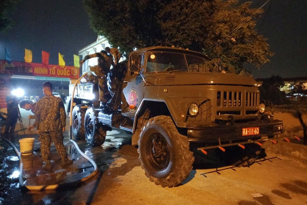 Lực lượng phòng hóa Quân khu 1 thực hiện nhiệm vụ trong đêm 29/5