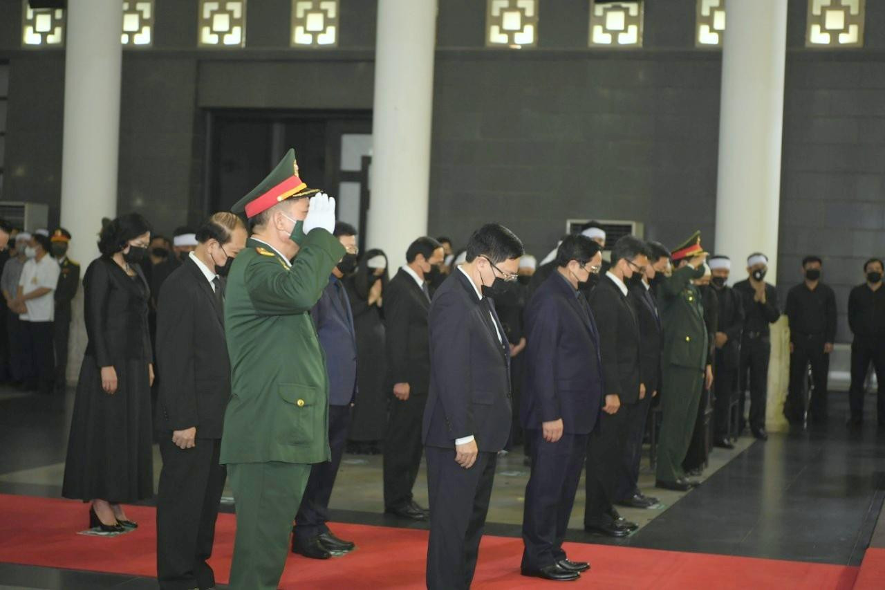 Đoàn Chính phủ vào viếng Đại tướng Phùng Quang Thanh. Ảnh: QĐND