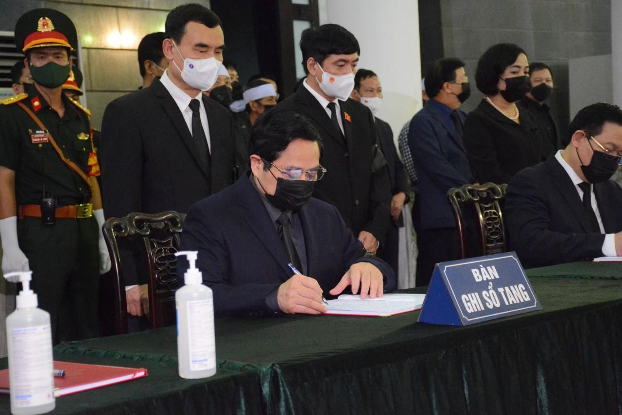 Thủ tướng Phạm Minh Chính trân trọng ghi sổ tang. Ảnh: VT-QĐND