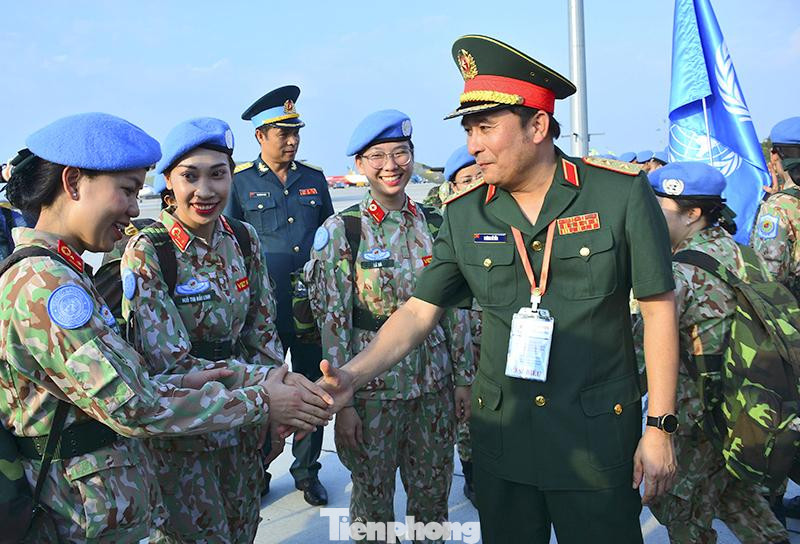 Lãnh đạo Bộ Tổng tham mưu QĐND Việt Nam động viên nữ quân nhân BVDC 2.3 trước khi lên đường sang Nam Sudan, tháng 4/2021