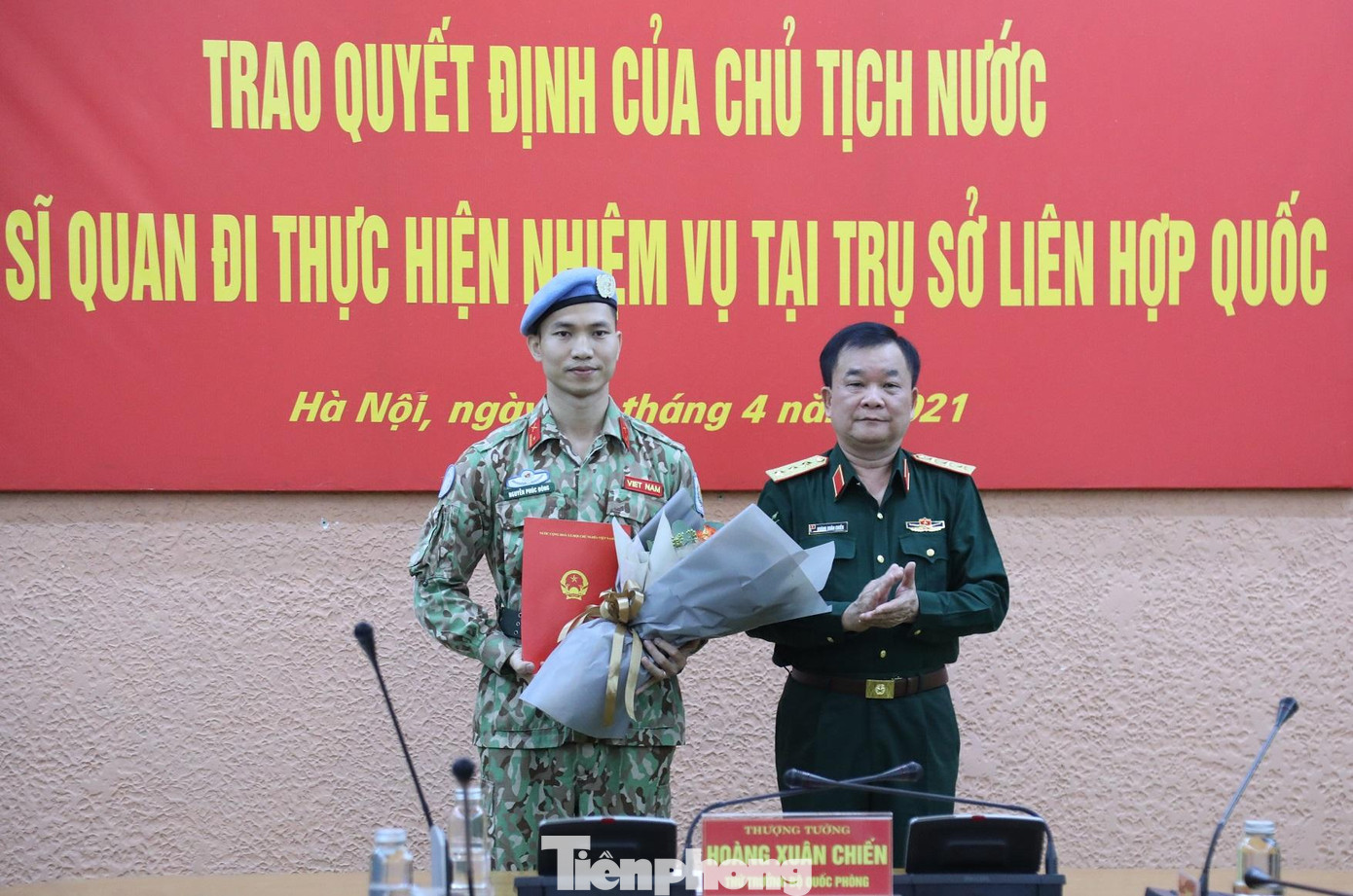 Thừa ủy quyền của Chủ tịch nước, Thượng tướng Hoàng Xuân Chiến trao quyết định cho Thiếu tá Nguyễn Phúc Đông (Cục GGHB Việt Nam) đi thực hiện nhiệm vụ tại Trụ sở Liên hợp quốc, ngày 9/4/2021